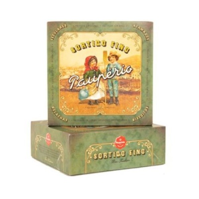 Caixa decorativa verde com ilustração vintage de crianças e texto SORTIDO FINO Pauperio