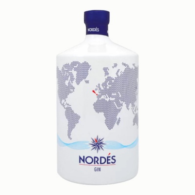 Garrafa branca de gin Nordés com mapa-múndi e tampa azul