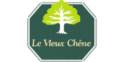 Logotipo Le Vieux Chêne com árvore e texto amarelo em fundo verde octogonal.