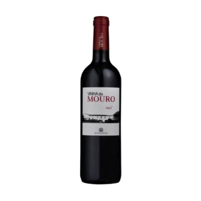 Garrafa de vinho tinto com rótulo VINHA do MOURO e cápsula vermelha