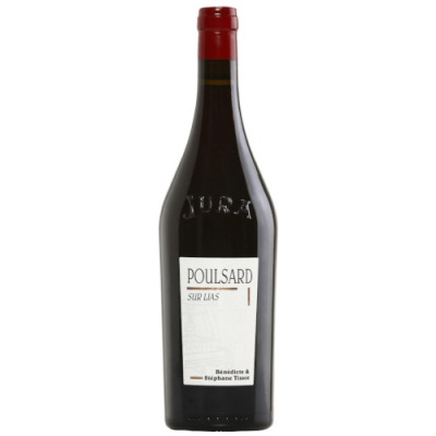 Garrafas de vinho tinto Poulsard com etiqueta branca e rolha vermelha