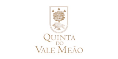 Logótipo da Quinta do Vale Meão com árvore e javali em escudo e texto