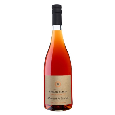 Garrafa de Moscatel de Setúbal com rótulo bege e vinho âmbar