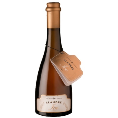 Garrafa castanha de vidro com rótulo creme e etiqueta pendurada