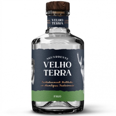 Garrafa de aguardente Velho Terra com rótulo preto, verde e texto branco e dourado.