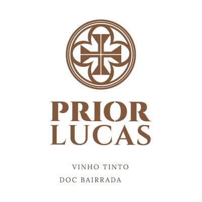 Rótulo de vinho tinto Prior Lucas com logomarca decorativa e texto DOC Bairrada.