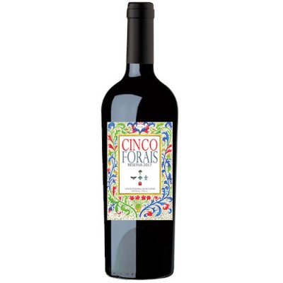 Garrafa de vinho tinto com rótulo branco colorido e texto Cinco Forais Reserva 2017