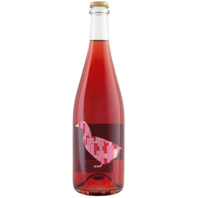 garrafa vidro com líquido rosa e etiqueta de pato rosa e vermelho
