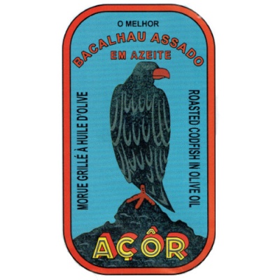 Etiqueta de conserva com imagem de ave preta em rocha sobre fundo azul e texto sobre bacalhau assado em azeite