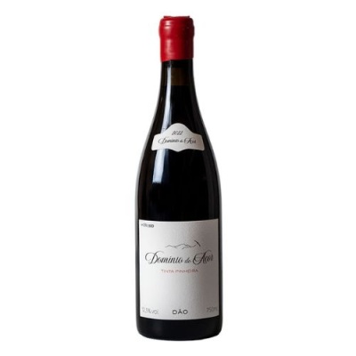 Garrafa de vinho tinto com rótulo branco e lacre vermelho