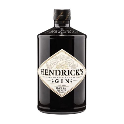 Garrafa preta de gin Hendricks com rótulo branco e texto em preto