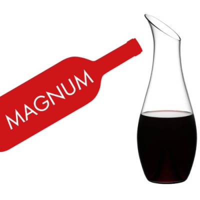 Gráfico de garrafa vermelha com texto MAGNUM e decantador com vinho tinto