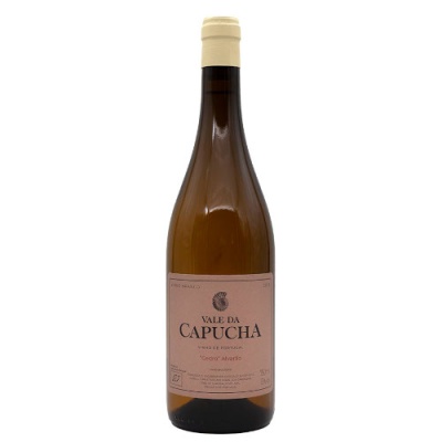 Garrafas de vinho branco com rótulo rosa e texto VALE DA CAPUCHA