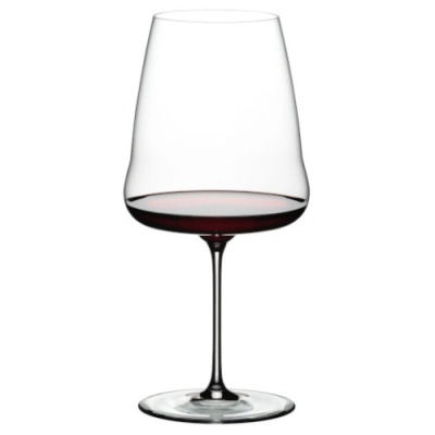 Taça de vinho tinto transparente com vinho e fundo branco