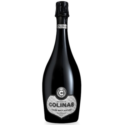 Garrafa de champanhe reserva Colinas Cuvée Brut Nature com rótulo preto e branco.