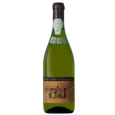 Garrafa verde de vinho com rótulo castanho e selo verde claro com texto 1985.