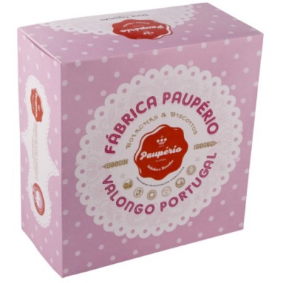 Caixa rosa com produto da Fábrica Paupério e selo vermelho