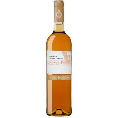 Garrafa de vinho licoroso Moscatel de Setúbal com rótulo branco e tampa dourada