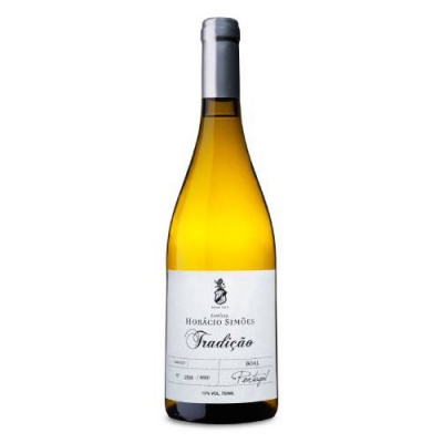 Garrafa de vinho branco Horácio Simões Tradição com rótulo branco e cápsula prateada