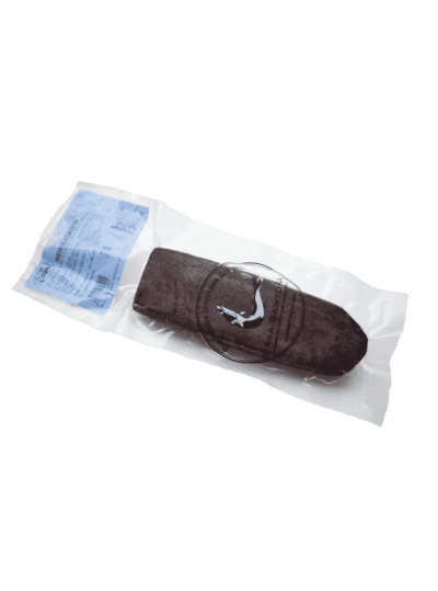 Produto alimentar preto embalado em embalagem transparente com etiqueta azul e marca preta