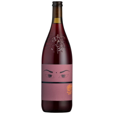 Garrafa de vinho tinto com rótulo cor de rosa e olhos desenhados
