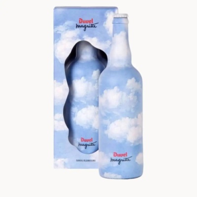 Garrafa e embalagem azul com design de céu e nuvens da marca Duvel magritte