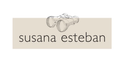 Logótipo com binóculos e texto 'susana esteban' em fundo bege