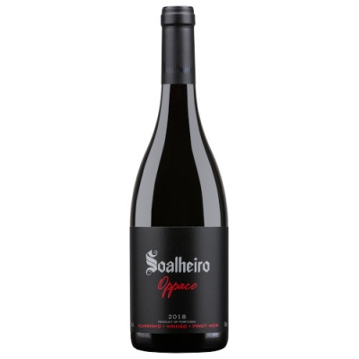 Garrafa de vinho tinto Soalheiro Opaco 2018 com rótulo preto