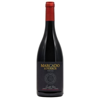 Garrafa de vinho tinto com rótulo preto e texto dorado e branco