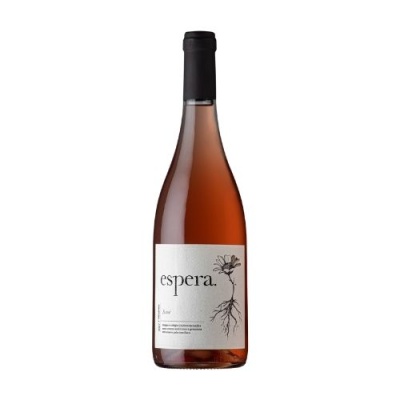 Garrafa de vinho rosé com rótulo branco e desenho de flor com raízes