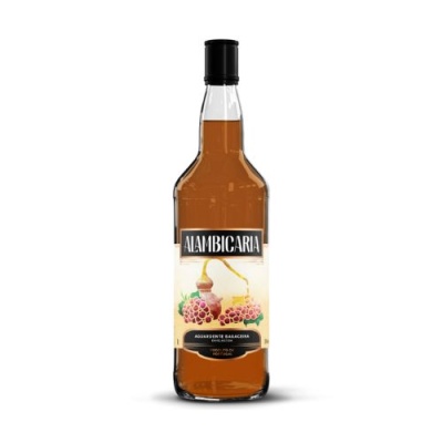 Garrafa de aguardente com rótulo Alambicaria e tampa preta