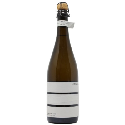 Garrafa castanho escuro com etiqueta branca e barras pretas, tampa com cortiça e rede metálica