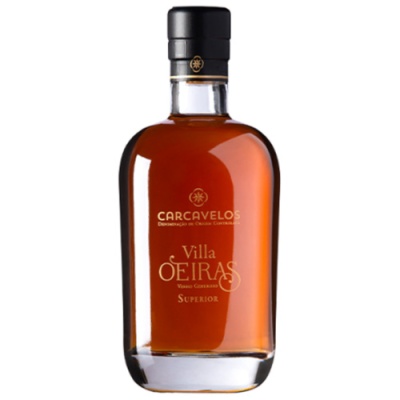 Garrafas de vidro com licor âmbar e rótulo branco