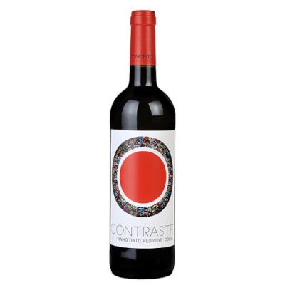 Garrafa de vinho tinto Contraste com rótulo branco e círculo vermelho no centro