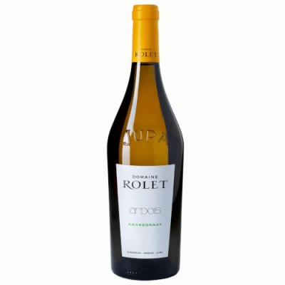 Garrafa de vinho branco Domaine Rolet Arbois Chardonnay com rótulo branco e cápsula amarela