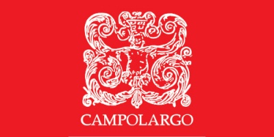 Logotipo branco ornamentado com o texto CAMPOLARGO em fundo vermelho