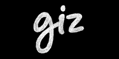 Palavra 'giz' escrita em giz branco num quadro negro