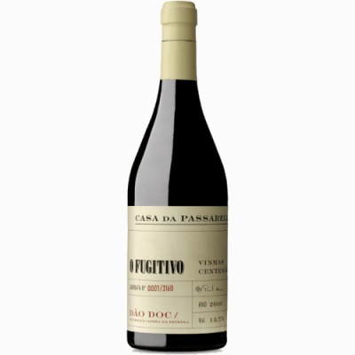 Garrafa de vinho tinto da Casa da Passarela com rótulo branco e texto em preto e vermelho