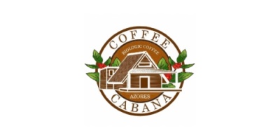 Logótipo de marca de café com cabana, plantas e texto em castanho