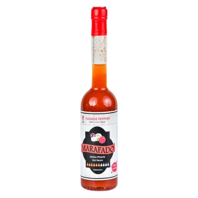 Garrafa de molho picante Marafado com tampa vermelha e rótulo branco