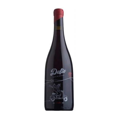 Garrafa de vinho tinto com rótulo preto e texto Defio