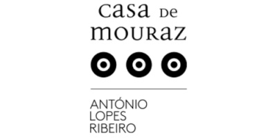 Logótipo preto com texto 'casa de MOURAZ' e círculos pretos sobre fundo branco