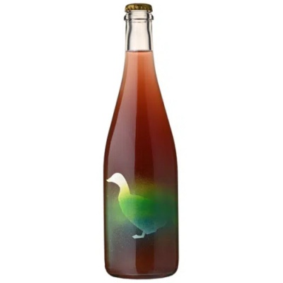 Garrafa de vidro castanho com líquido e rótulo de pato colorido