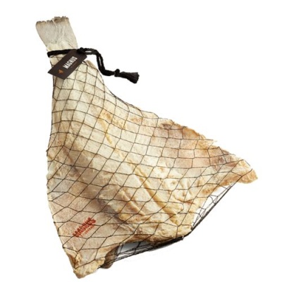 Pernil curado em rede com etiqueta preta e saco branco com texto vermelho