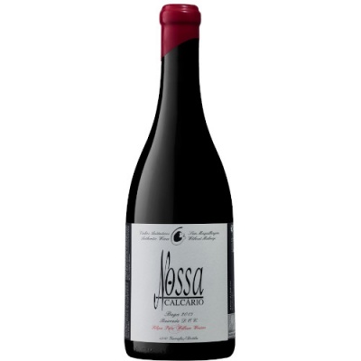 Garrafa de vinho tinto Nossa Calcarío com rolha vermelha