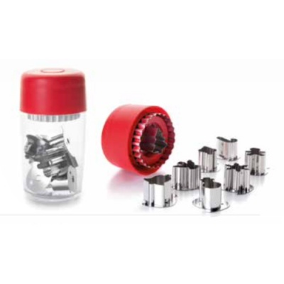 Conjunto de cortadores de biscoitos em aço inoxidável com recipientes vermelhos.