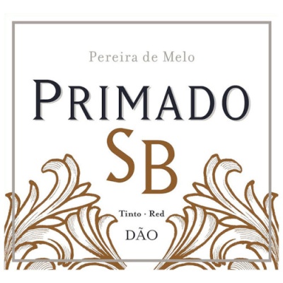 Rótulo de vinho PRIMADO SB com decoração castanha e texto em preto e castanho.