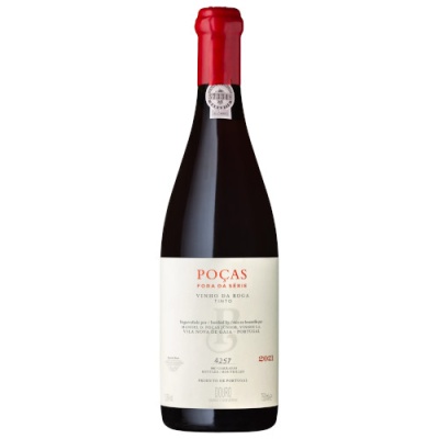 Garrafa de vinho tinto Poças com rótulo branco e cápsula vermelha