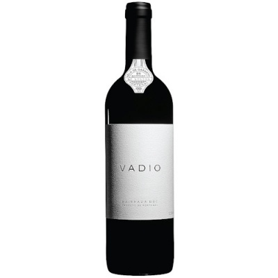 Garrafa de vinho tinto VADIO com rótulo branco e selo no gargalo