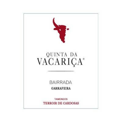 Etiqueta de vinho QUINTA DA VACARIÇA com símbolo de touro vermelho e texto em preto e vermelho